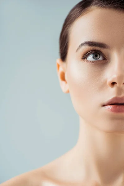 Abgeschnittene Ansicht der jungen nackten schönen Frau mit glänzendem Make-up isoliert auf grau — Stockfoto
