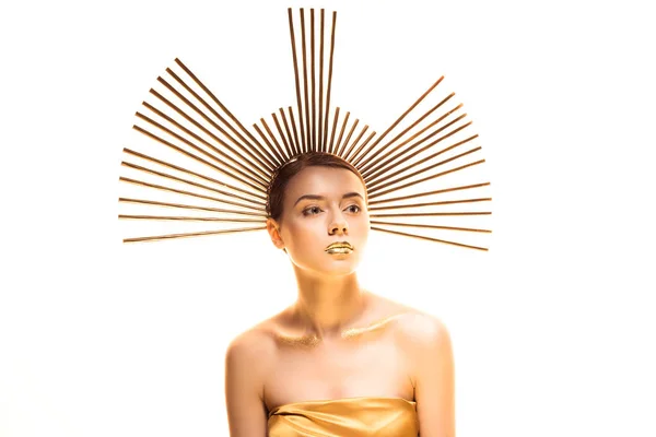 Молодая красивая женщина с золотым макияжем и аксессуаром на голове глядя в сторону изолированы на белом — стоковое фото