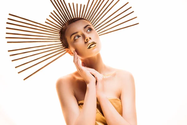 Молодая мечтательная красивая женщина с золотым макияжем и аксессуаром на голове глядя в сторону изолированы на белом — стоковое фото