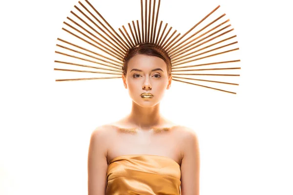 Joven hermosa mujer con maquillaje dorado y accesorio en la cabeza mirando a la cámara aislada en blanco - foto de stock
