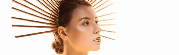 Tiro panorâmico de mulher bonita jovem com maquiagem dourada e acessório na cabeça isolada em branco — Fotografia de Stock