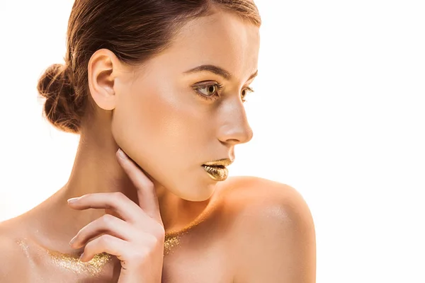 Jeune nu belle femme avec le maquillage doré regardant loin isolé sur blanc — Photo de stock