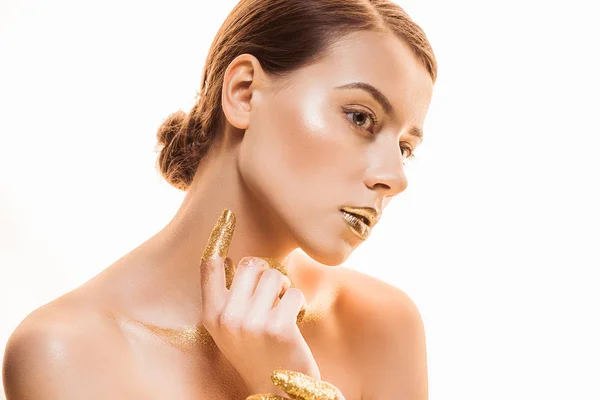 Молода оголена красива жінка з золотим макіяжем і блискітками на пальцях ізольована на білому — стокове фото
