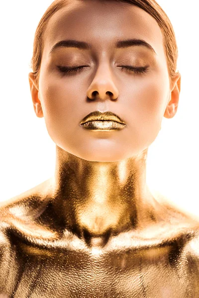 Mujer desnuda con los ojos cerrados pintados de oro aislado en blanco - foto de stock