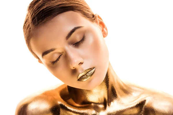 Mujer desnuda joven con los ojos cerrados pintados de oro aislado en blanco - foto de stock