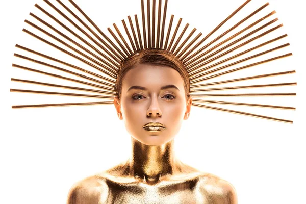 Jovem nua pintada em dourado com acessório na cabeça olhando para a câmera isolada em branco — Fotografia de Stock