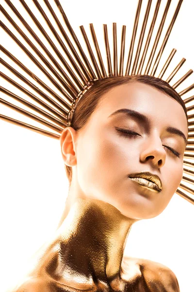 Nu belle jeune femme peinte en or avec accessoire sur la tête et les yeux fermés isolés sur blanc — Photo de stock