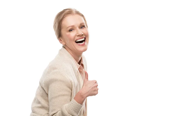 Feliz mujer de mediana edad mostrando el pulgar hacia arriba signo aislado en blanco - foto de stock