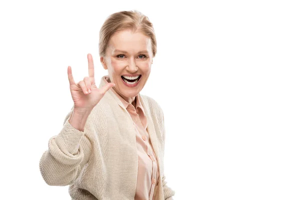 Excitada mujer de mediana edad mostrando signo de roca aislado en blanco - foto de stock