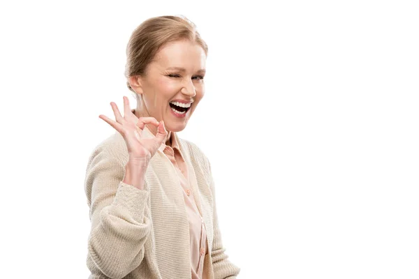 Heureux moyen femme d'âge montrant ok signe isolé sur blanc — Photo de stock