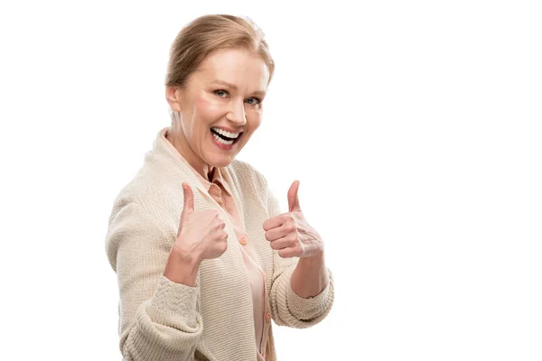 Excitada mujer de mediana edad mostrando el pulgar hacia arriba signos aislados en blanco - foto de stock