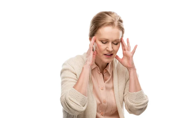 Exausto meia-idade mulher tocando cabeça enquanto tendo dor de cabeça isolado em branco — Fotografia de Stock