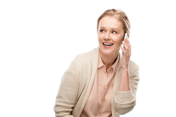 Mujer de mediana edad feliz hablando en el teléfono inteligente aislado en blanco - foto de stock