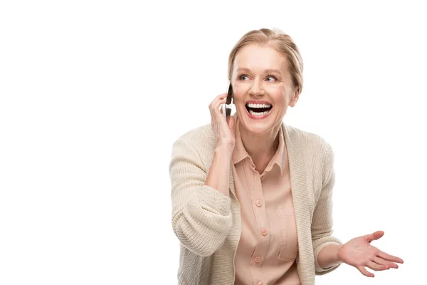 Heureuse femme d'âge moyen parlant sur smartphone et Gesturing isolé sur blanc — Photo de stock