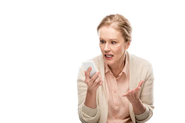 Сердитая женщина средних лет Жест при использовании смартфона изолированы на белом — стоковое фото