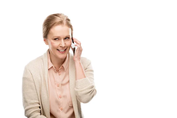 Donna di mezza età che parla su smartphone isolato su bianco con spazio copia — Foto stock
