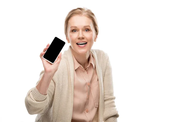 Excité femme d'âge moyen montrant smartphone avec écran vierge isolé sur blanc — Photo de stock