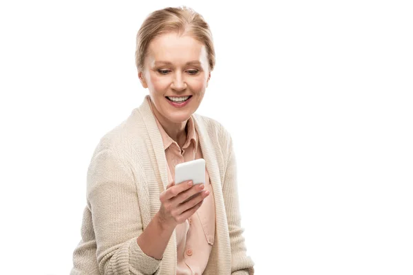 Souriant femme d'âge moyen en utilisant smartphone isolé sur blanc avec espace de copie — Photo de stock