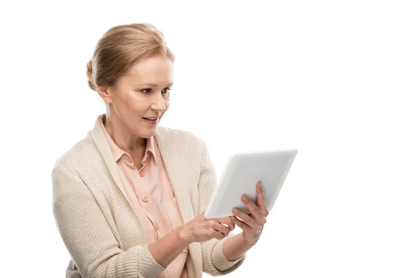 Mujer de mediana edad utilizando tableta digital aislado en blanco con espacio de copia - foto de stock