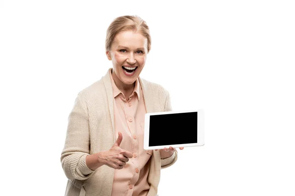 Excité femme d'âge moyen faisant pouce vers le haut signe et tenant tablette numérique avec écran blanc isolé sur blanc — Photo de stock