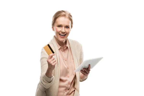 Mujer de mediana edad feliz con tarjeta de crédito y tableta digital aislada en blanco - foto de stock