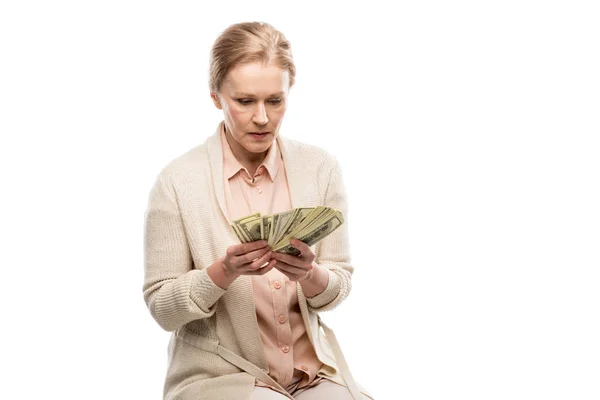 Femme d'âge moyen comptant billets en dollars isolé sur blanc avec espace de copie — Photo de stock