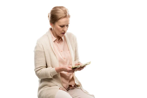 Donna di mezza età che conta banconote in dollari isolate su bianco con spazio per la copia — Foto stock