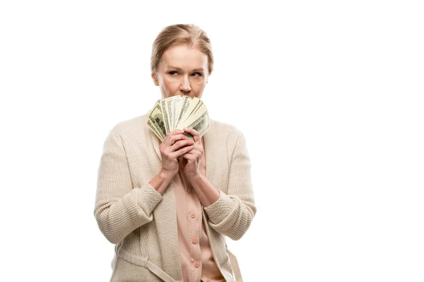 Жінка середнього віку з доларовими банкнотами ізольовані на білому з місцем для тексту — стокове фото