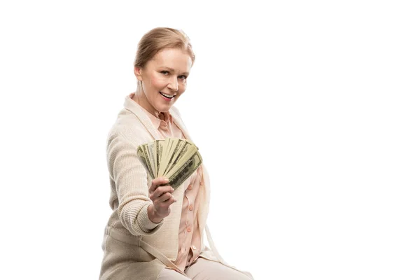 Heureuse femme d'âge moyen avec des billets en dollars regardant la caméra isolé sur blanc — Photo de stock