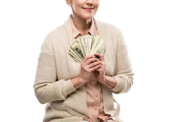 Обрезанный вид женщины средних лет с долларовыми купюрами, изолированными на белом — стоковое фото