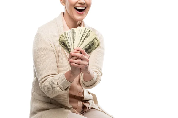 Обрізаний вид щасливої жінки середнього віку з доларовими банкнотами Ізольовані на білому — стокове фото