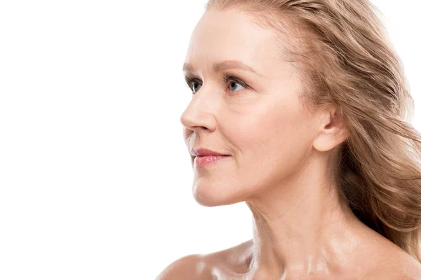 Schöne Frau mittleren Alters mit sauberem Gesicht isoliert auf weiß mit Kopierraum — Stockfoto