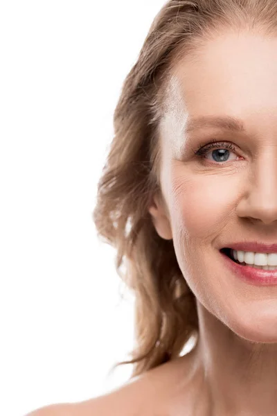 Обрезанный вид красивой улыбающейся женщины средних лет с чистым лицом, изолированным на белом — стоковое фото