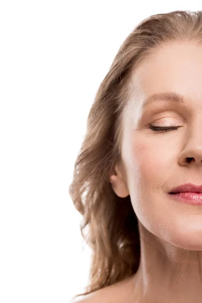 Abgeschnittene Ansicht der schönen Frau mittleren Alters mit sauberem Gesicht isoliert auf weiß — Stockfoto