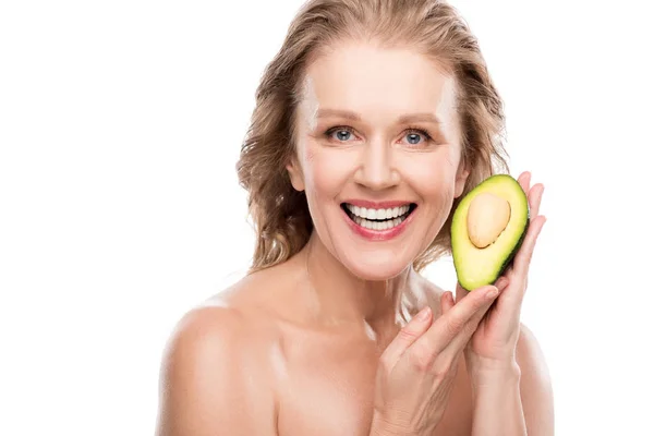 Bella sorridente donna nuda di mezza età in posa con avocado isolato su bianco — Foto stock