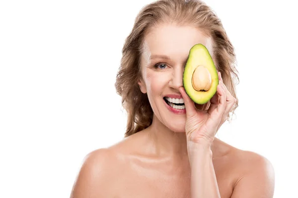 Felice nuda donna di mezza età in posa con avocado isolato su bianco — Foto stock