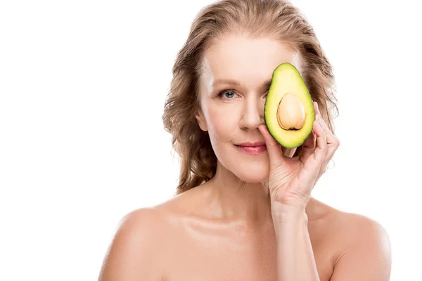 Attraktive nackte Frau mittleren Alters posiert mit Avocado isoliert auf weiß — Stockfoto