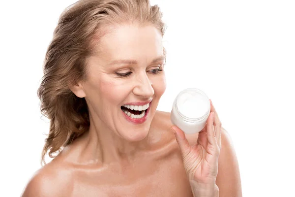 Щаслива зріла жінка з ідеальною шкірою тримає контейнер з косметичним кремом Ізольовані на білому — стокове фото