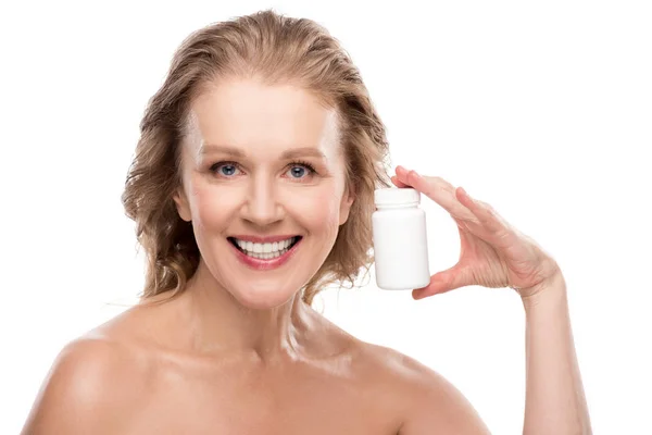 Souriant nu mature femme avec bouteille de médicament isolé sur blanc — Photo de stock