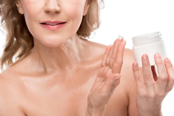 Vista cortada de mulher madura com recipiente de pele perfeita segurando com creme cosmético isolado em branco — Fotografia de Stock