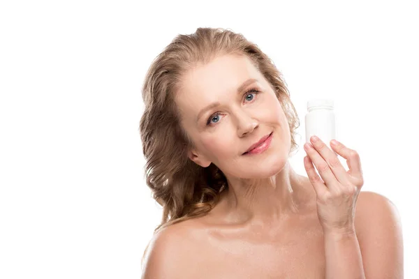 Mujer madura desnuda con frasco de medicina aislado en blanco - foto de stock