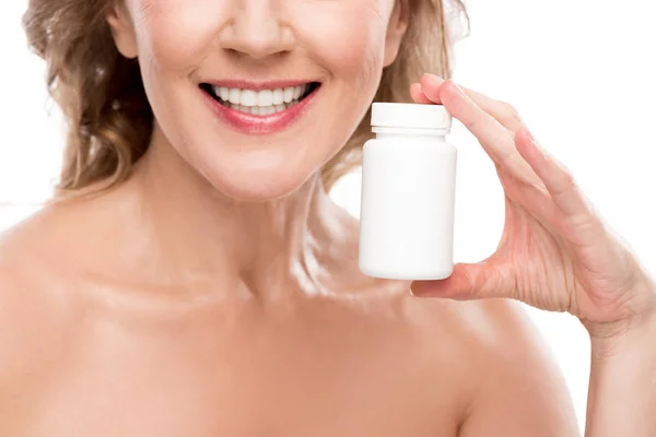 Vue recadrée de femme mature nue avec bouteille de médicament isolé sur blanc — Photo de stock