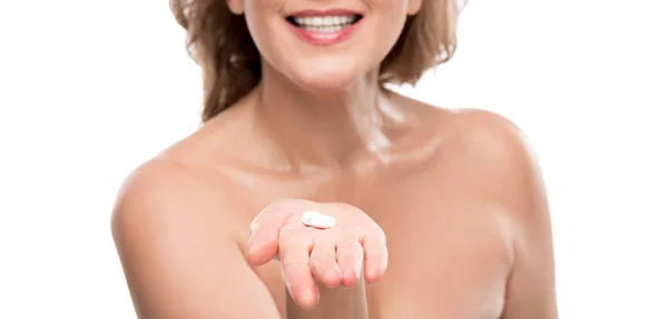 Панорамный снимок обнаженной зрелой женщины с таблетками, изолированными на белом — стоковое фото