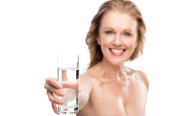 Sorrindo mulher madura com vidro de água Isolado em branco — Fotografia de Stock
