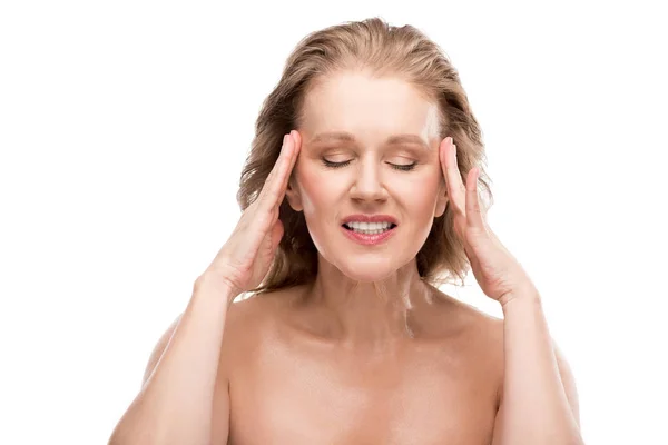Schöne reife Frau mit Kopfschmerzen berühren Gesicht isoliert auf weiß — Stockfoto