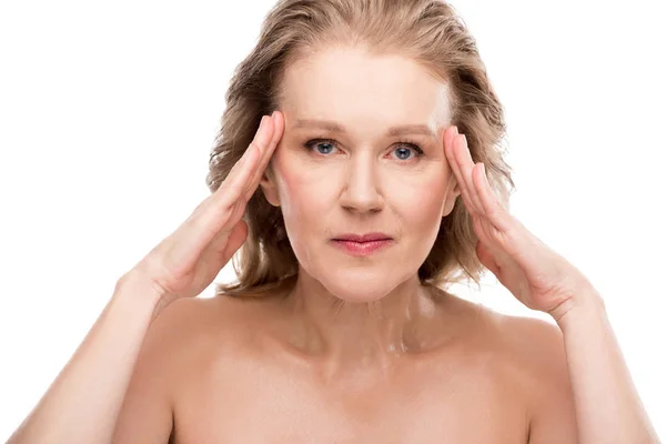 Schöne Frau mittleren Alters mit perfekter Haut berühren Gesicht isoliert auf weiß — Stockfoto