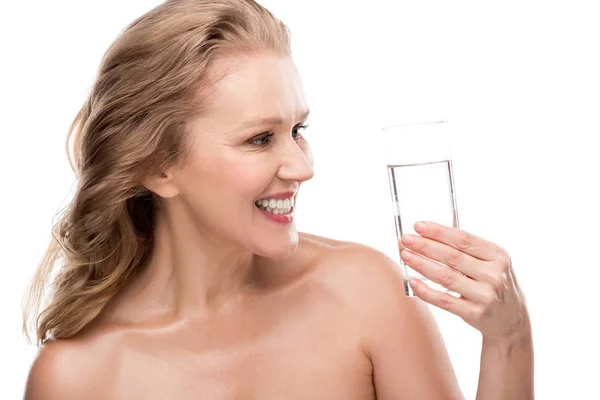 Sorridente donna matura con un bicchiere d'acqua isolato su bianco — Foto stock