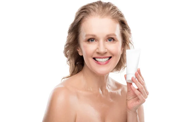 Bela mulher madura sorridente com pele perfeita segurando creme hidratante Rosto isolado em branco — Fotografia de Stock
