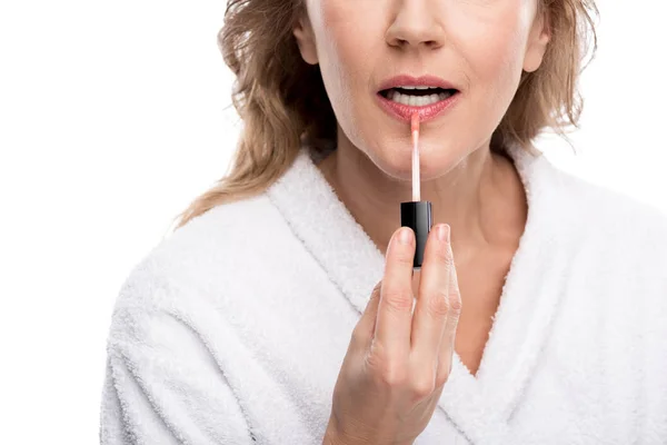 Abgeschnittene Ansicht einer reifen Frau, die Lipgloss isoliert auf Weiß aufträgt — Stockfoto