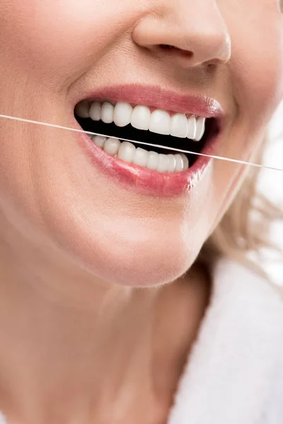 Vista cortada de mulher de meia idade usando fio dental isolado em branco — Fotografia de Stock